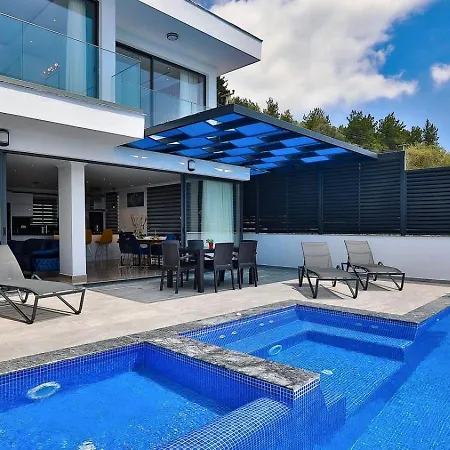 Uezuemlue 3 Bedroom Secluded With Private Pool Hot Tub