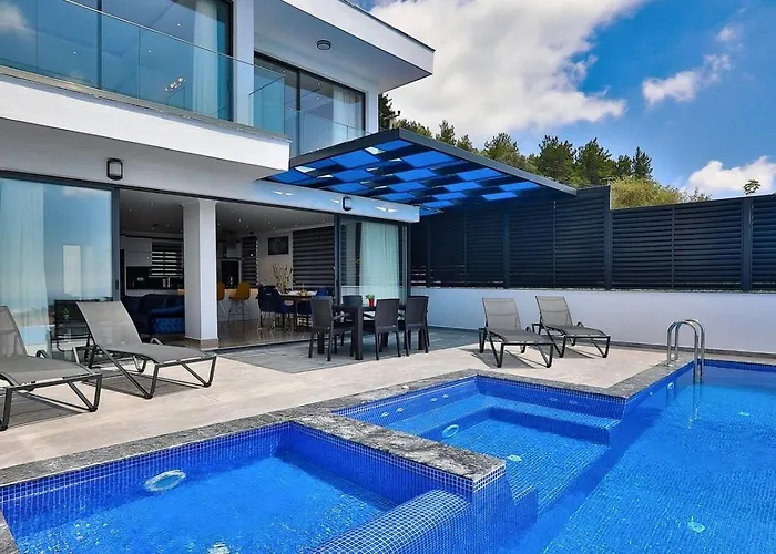 Uezuemlue 3 Bedroom Secluded With Private Pool Hot Tub