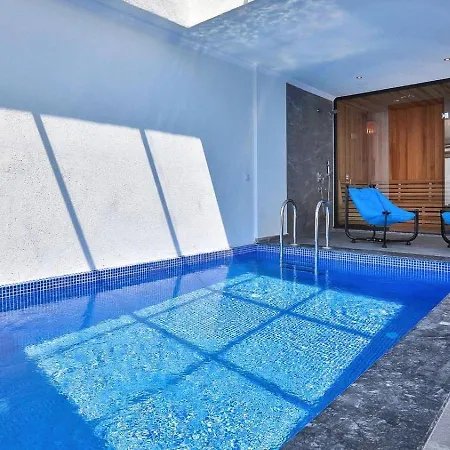 Uezuemlue 3 Bedroom Secluded With Private Pool Hot Tub Villa
