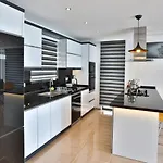 فيلة Uezuemlue 3 Bedroom Secluded With Private Pool Hot Tub