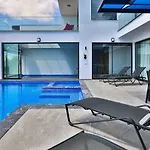 Uezuemlue 3 Bedroom Secluded With Private Pool Hot Tub * كالكان